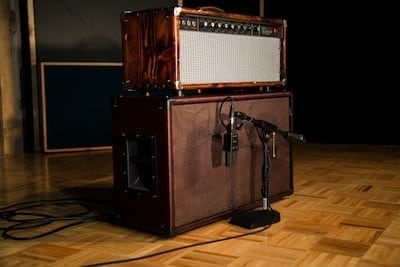 Guitar Amplifier with AKG C414 microphone custom amplifier cabinet by Henri Rapp